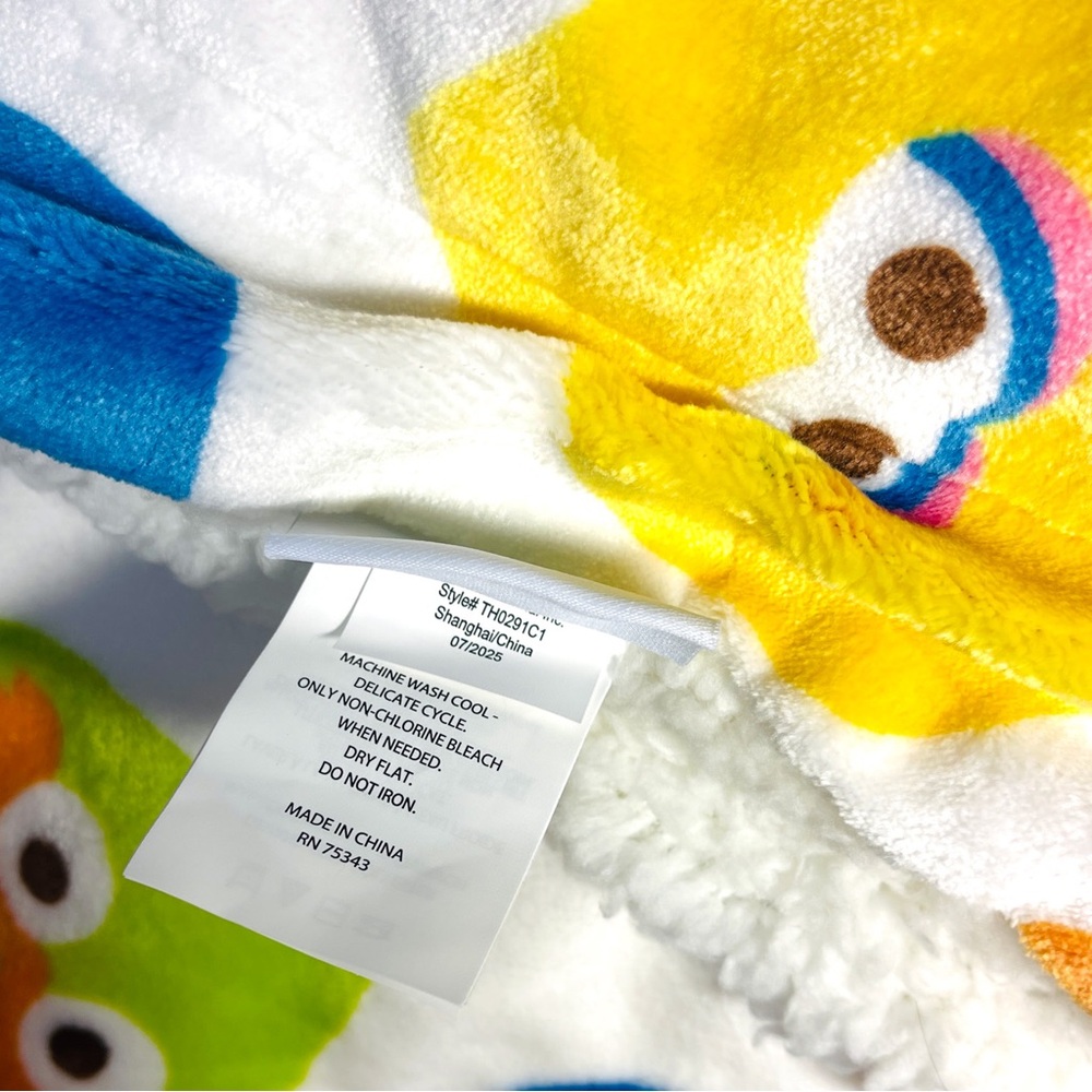 𝐒𝐞𝐬𝐚𝐦𝐞 𝐒𝐭𝐫𝐞𝐞𝐭 Heart Characters Plush Throw & Blanket - Picture 5 of 10